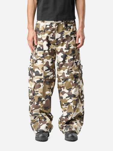 Desert Camo Y6 Cargo Pants, front half-body on model