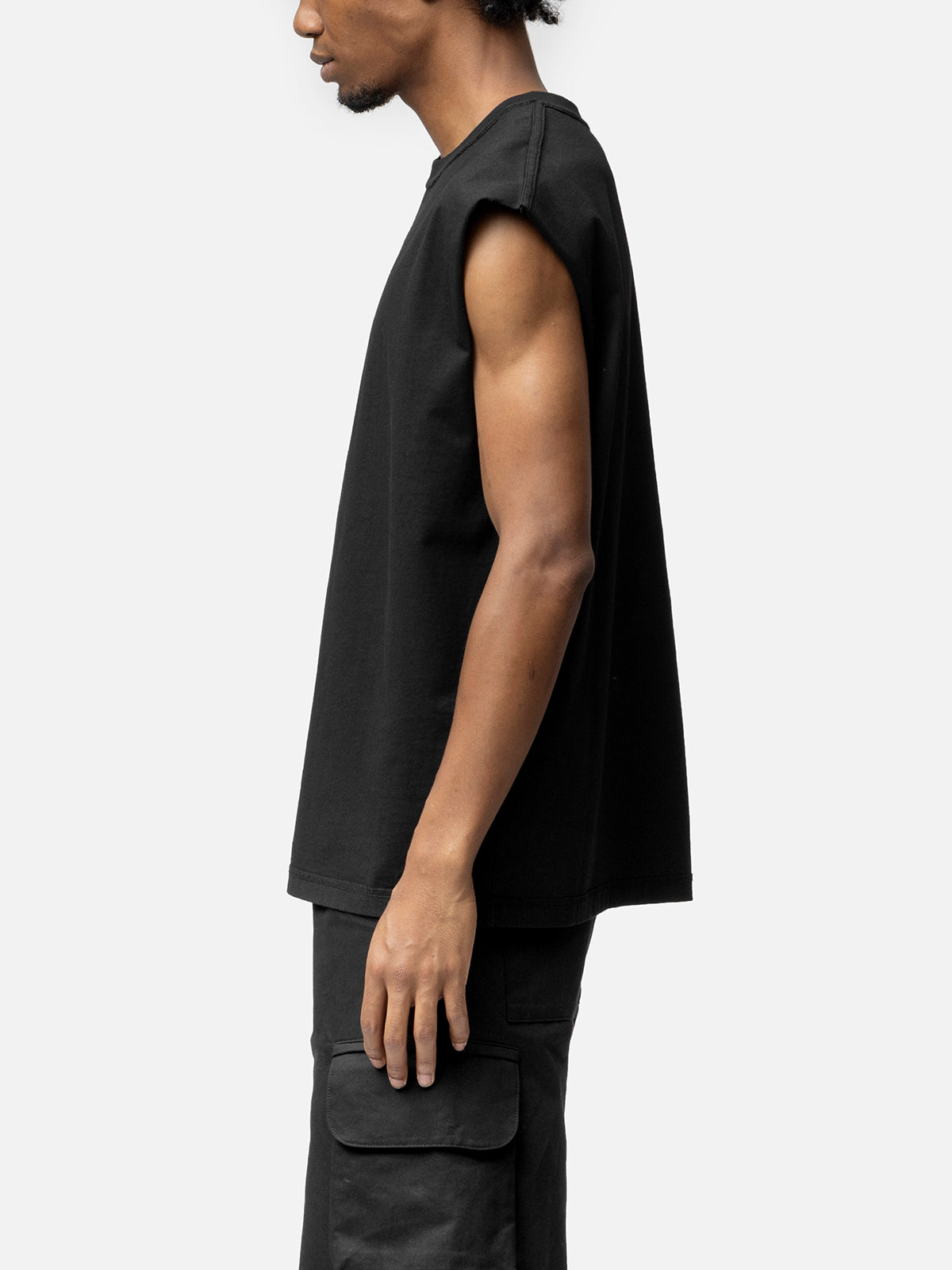 SLEEVELESS T-SHIRT