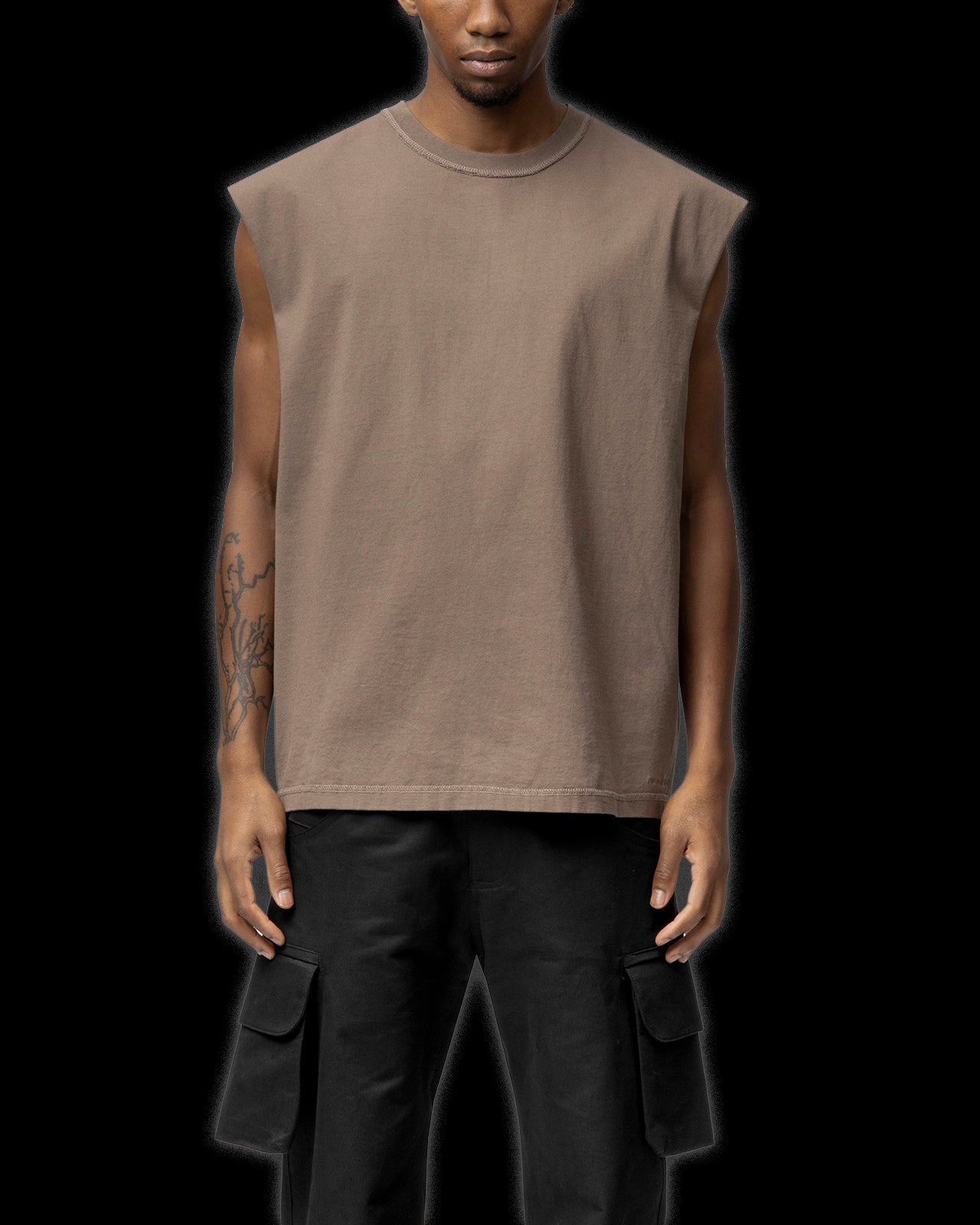 SLEEVELESS T-SHIRT