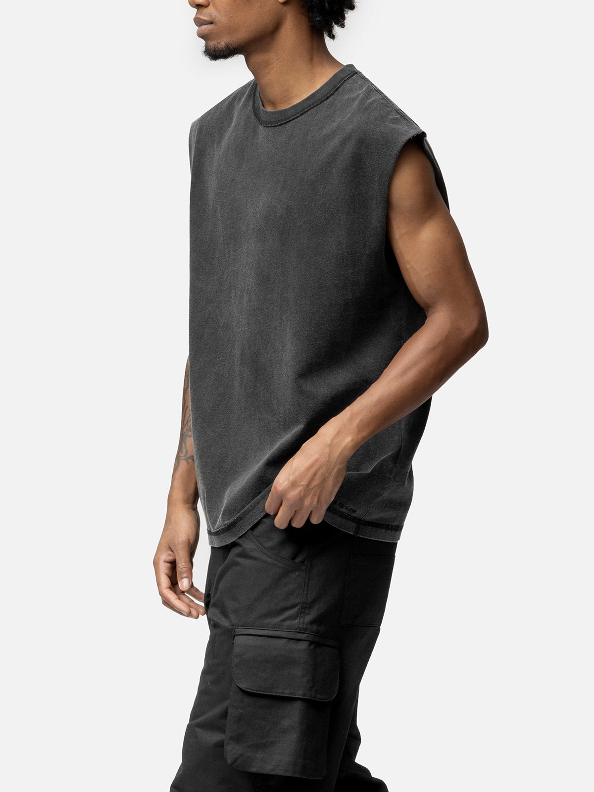 SLEEVELESS T-SHIRT