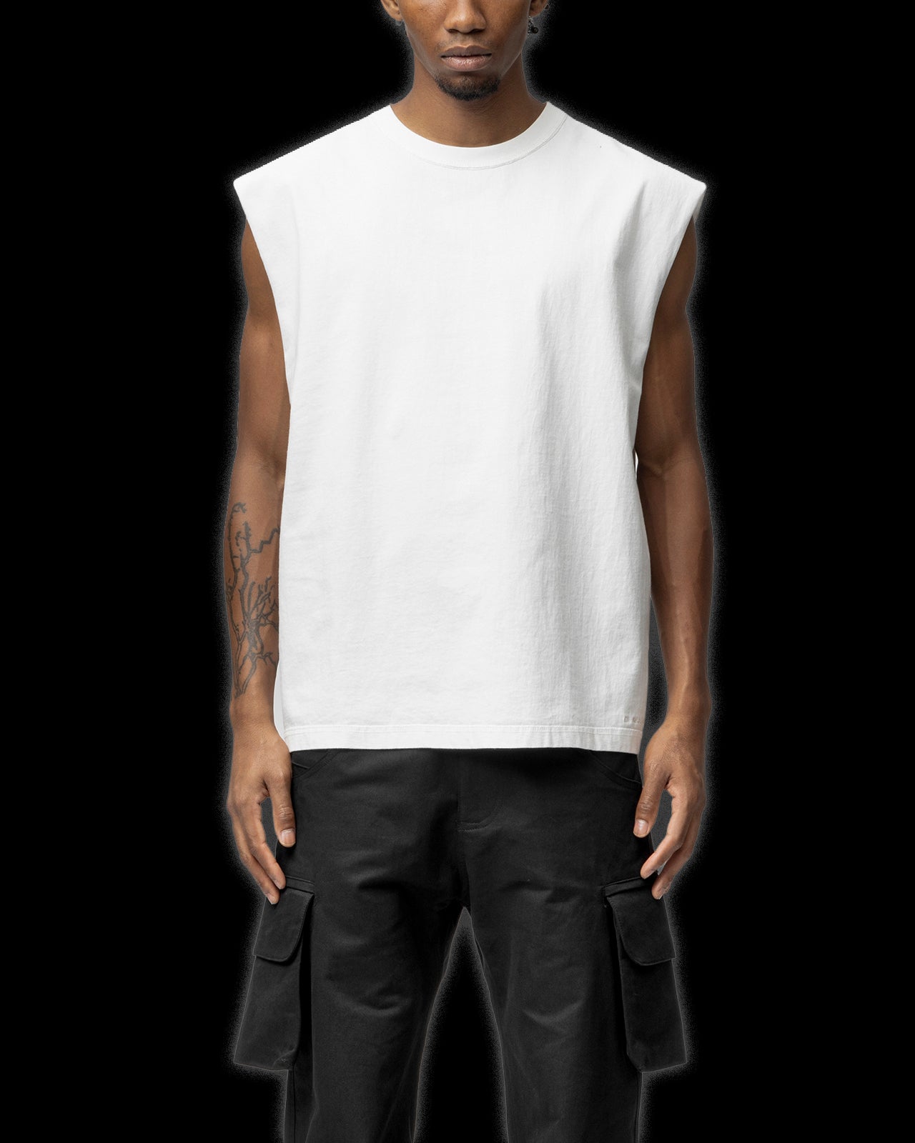 SLEEVELESS T-SHIRT