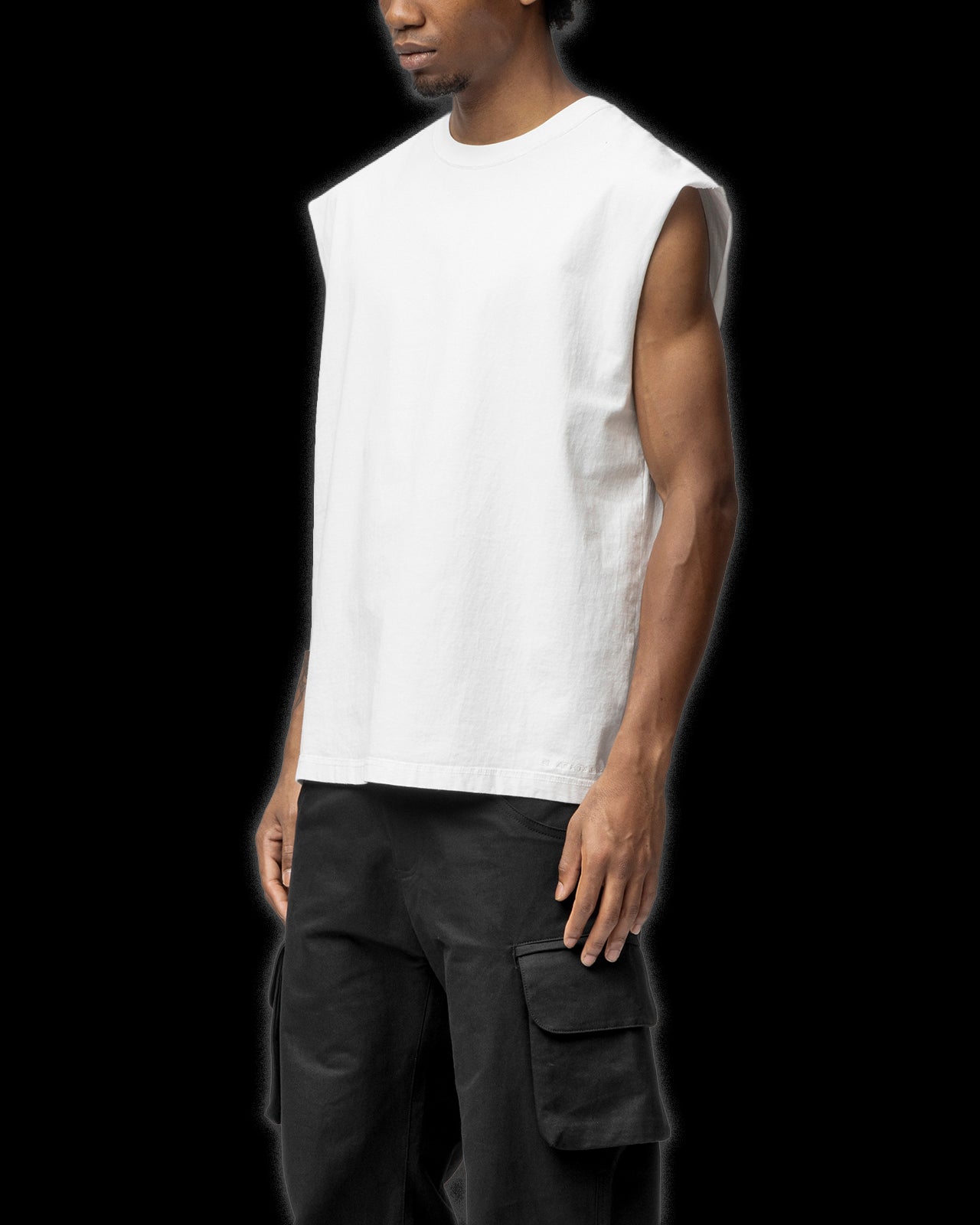SLEEVELESS T-SHIRT