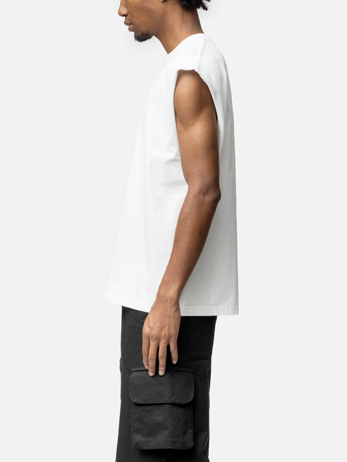 SLEEVELESS T-SHIRT