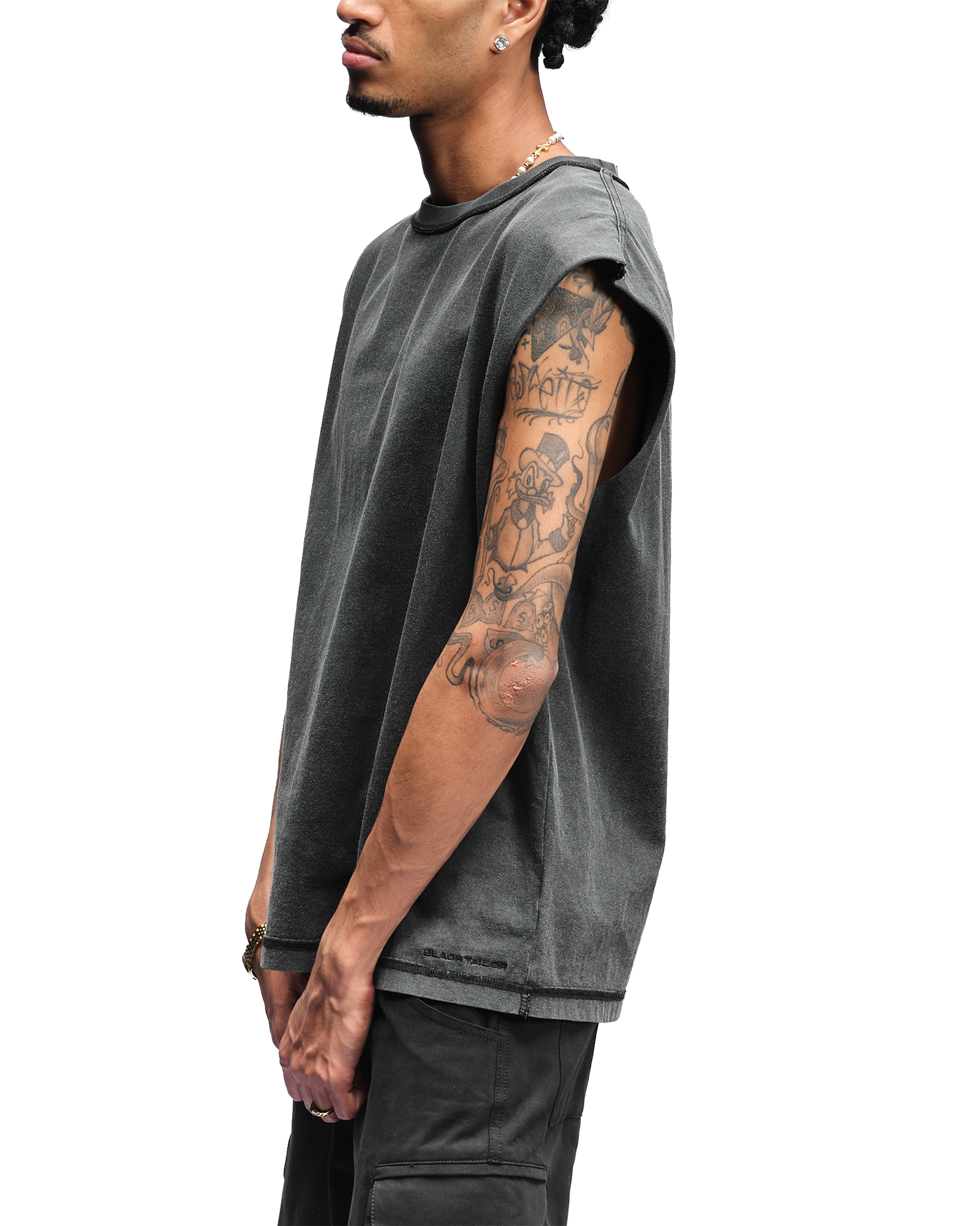 SLEEVELESS T-SHIRT