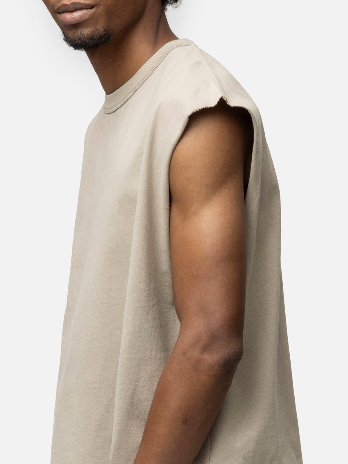 SLEEVELESS T-SHIRT