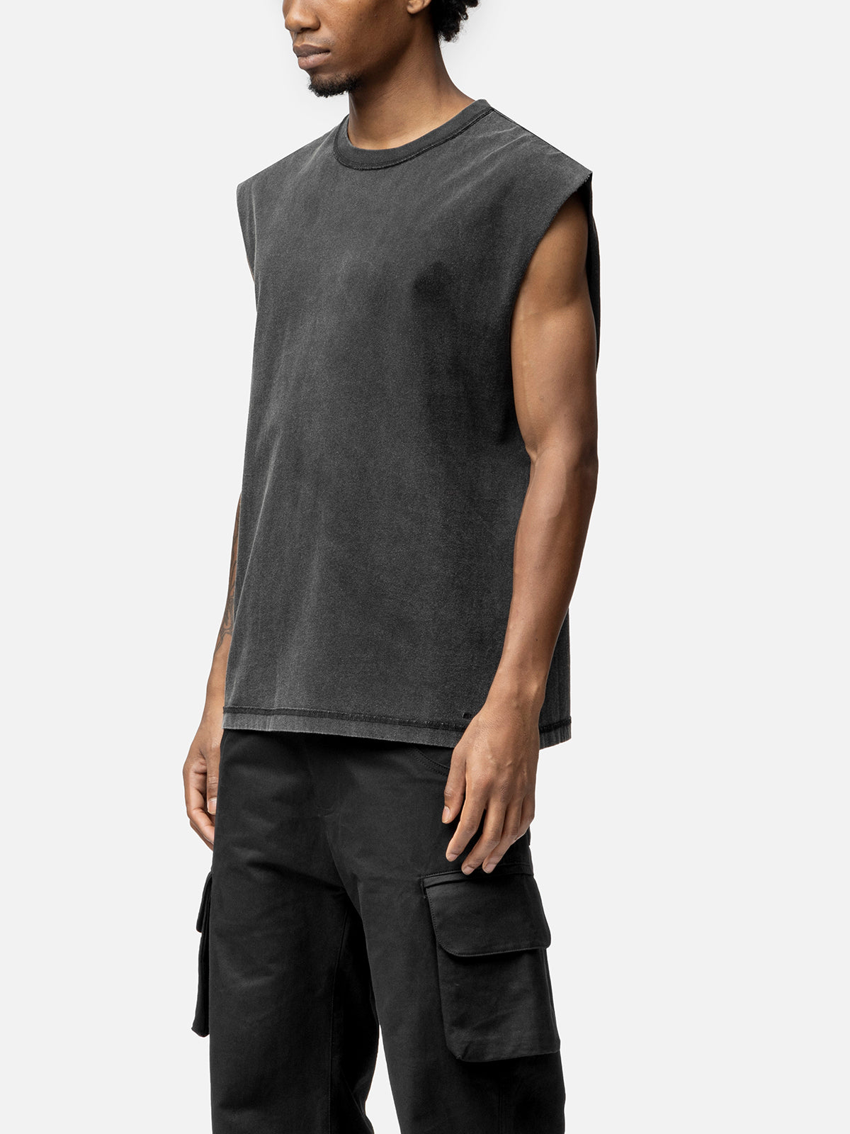 SLEEVELESS T-SHIRT