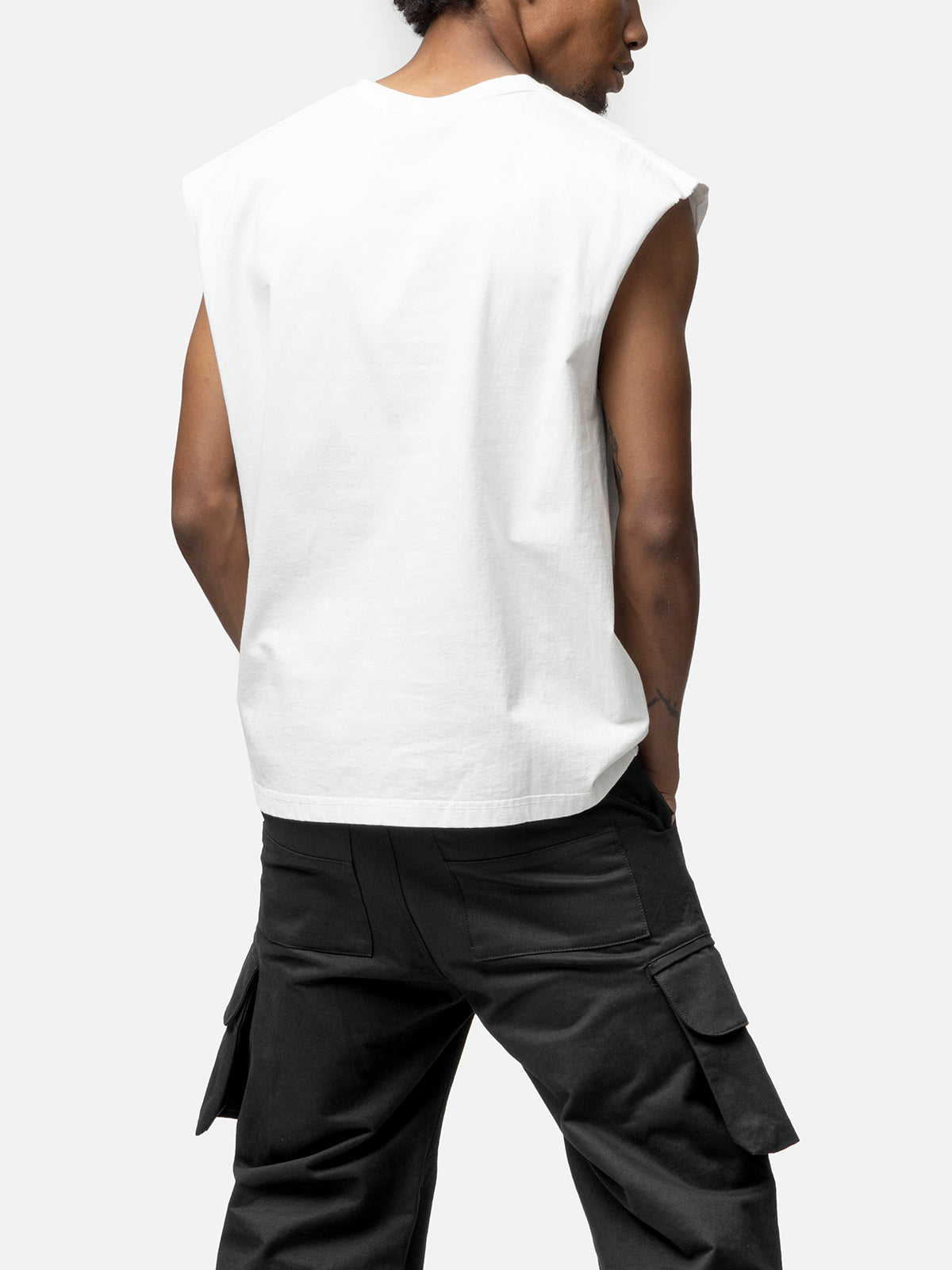 SLEEVELESS T-SHIRT