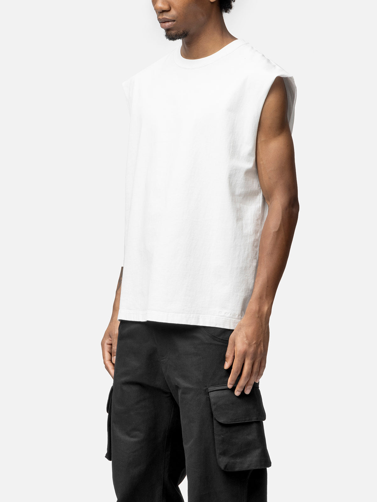 SLEEVELESS T-SHIRT